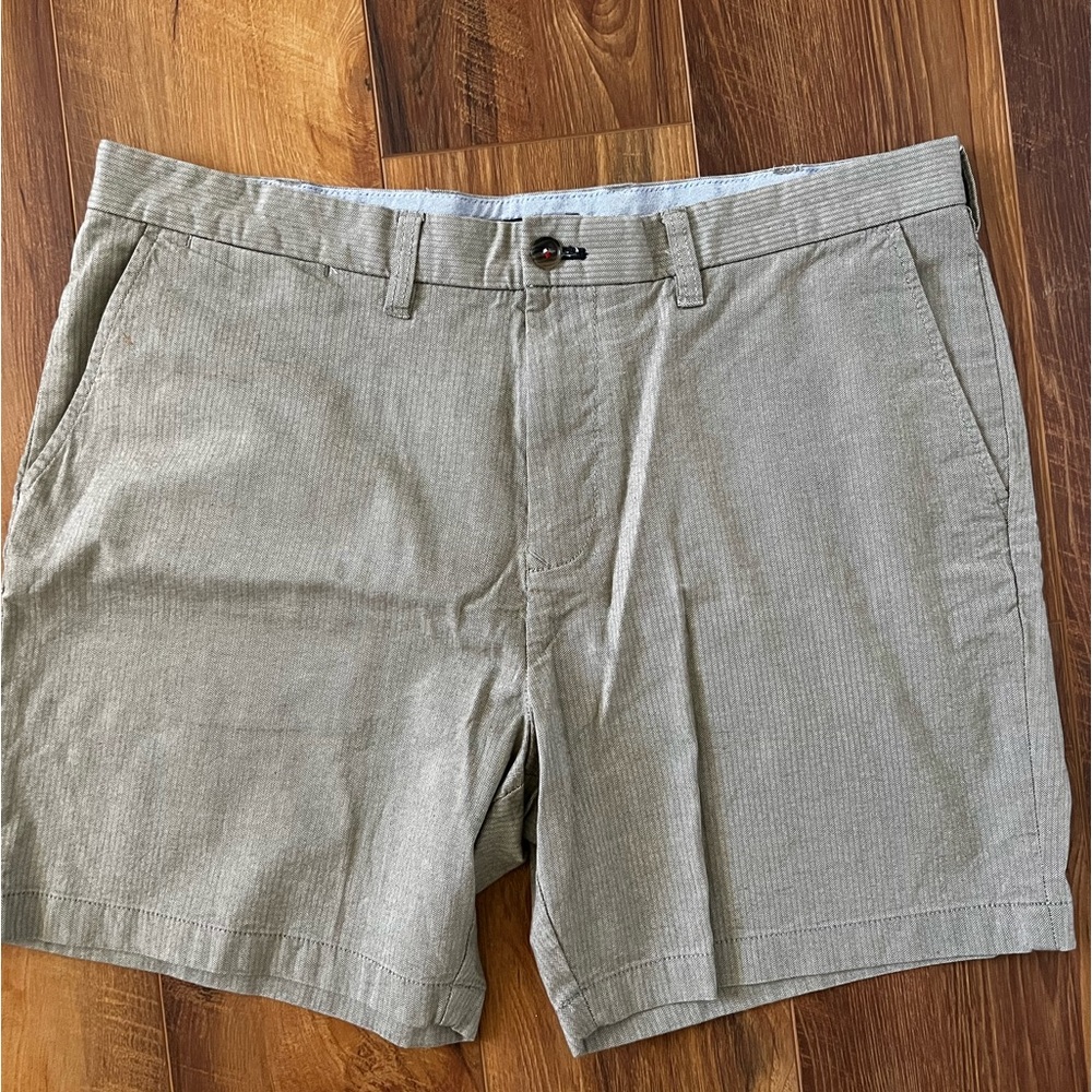 Tommy Hilfiger Men’s size 38 light grey herringbone summer shorts